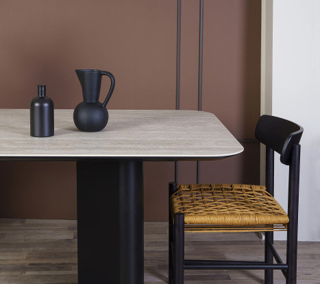 THE SMOOTH CERAMIC DINNER TABLE