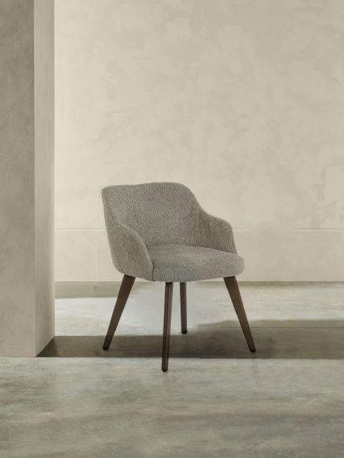 THE SIGNATURE CHAIR